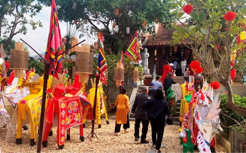 Đền Dinh Đô Quan Hoàng Mười thu hút đông đảo du khách tới cầu công danh